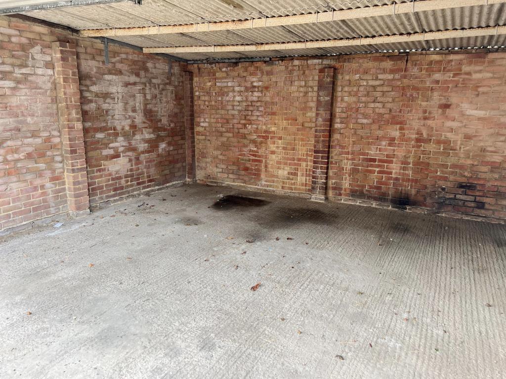 Lot: 59 - DOUBLE LOCK-UP GARAGE - 